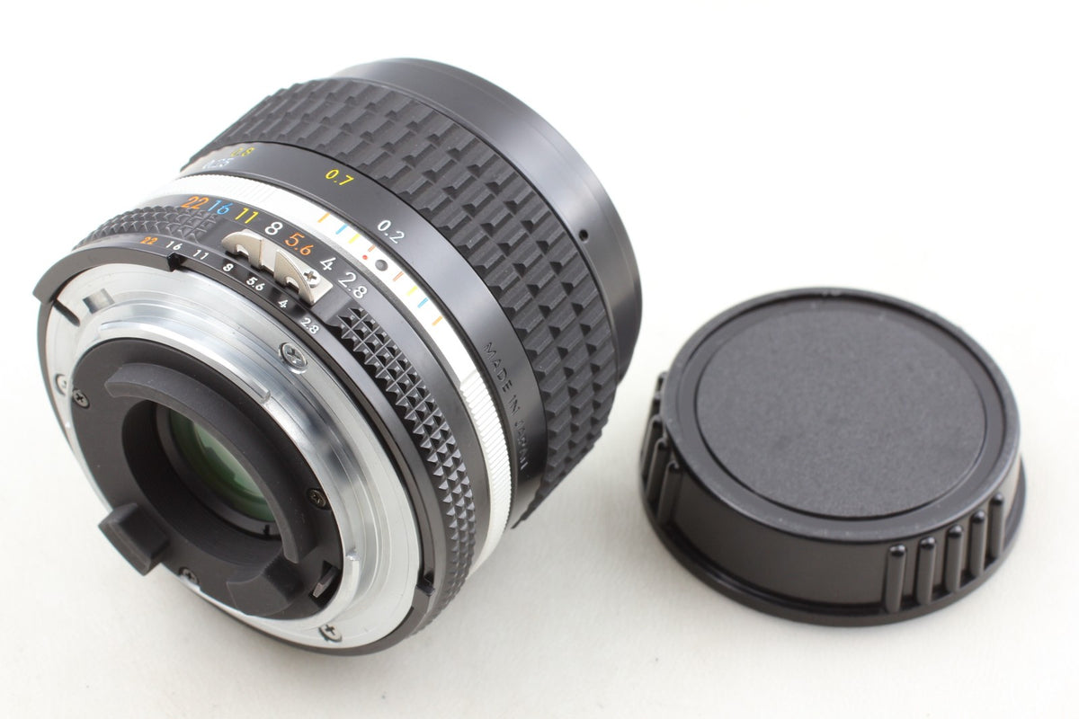 SIC S/N 826xxx *Top MINT w/Hood* Nikon Ai-s 28mm f2.8 Wide Angle Lens From JAPAN