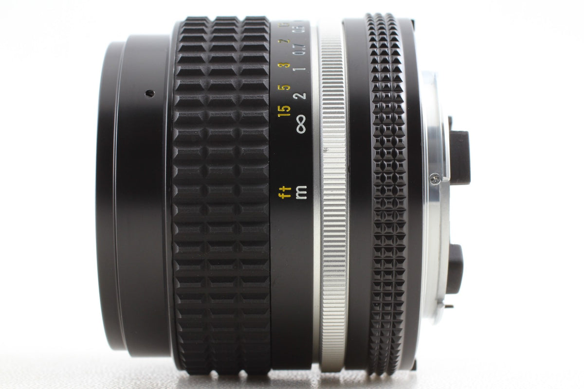 SIC S/N 826xxx *Top MINT w/Hood* Nikon Ai-s 28mm f2.8 Wide Angle Lens From JAPAN